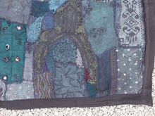 Carica l&#39;immagine nel visualizzatore di Gallery, vecchio arazzo in cotone, lavorato artigianalmente a mano con tecnica patchwork. per ogni pezzo ci possono volere mesi di lavoro sia per i ricami che per la ricerca di elementi, pezzi di tessuto antico, da abbinare all&#39;arazzo. tipici dell&#39;india del nord, in Rajasthan l&#39;arazzo in casa è simbolo di fortuna e prosperità. pezzo unico, ideale come tessuto da appendere a parete ma che si puo&#39; impiegare anche come tappeto.  dimensioni 110x170cm   per maggiori info o dettagli info@etniko.it 0039 3338778241