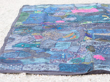 Carica l&#39;immagine nel visualizzatore di Gallery, vecchio arazzo in cotone, lavorato artigianalmente a mano con tecnica patchwork. per ogni pezzo ci possono volere mesi di lavoro sia per i ricami che per la ricerca di elementi, pezzi di tessuto antico, da abbinare all&#39;arazzo. tipici dell&#39;india del nord, in Rajasthan l&#39;arazzo in casa è simbolo di fortuna e prosperità. pezzo unico, ideale come tessuto da appendere a parete ma che si puo&#39; impiegare anche come tappeto.  dimensioni 110x170cm   per maggiori info o dettagli info@etniko.it 0039 3338778241