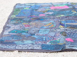 vecchio arazzo in cotone, lavorato artigianalmente a mano con tecnica patchwork. per ogni pezzo ci possono volere mesi di lavoro sia per i ricami che per la ricerca di elementi, pezzi di tessuto antico, da abbinare all'arazzo. tipici dell'india del nord, in Rajasthan l'arazzo in casa è simbolo di fortuna e prosperità. pezzo unico, ideale come tessuto da appendere a parete ma che si puo' impiegare anche come tappeto.  dimensioni 110x170cm   per maggiori info o dettagli info@etniko.it 0039 3338778241