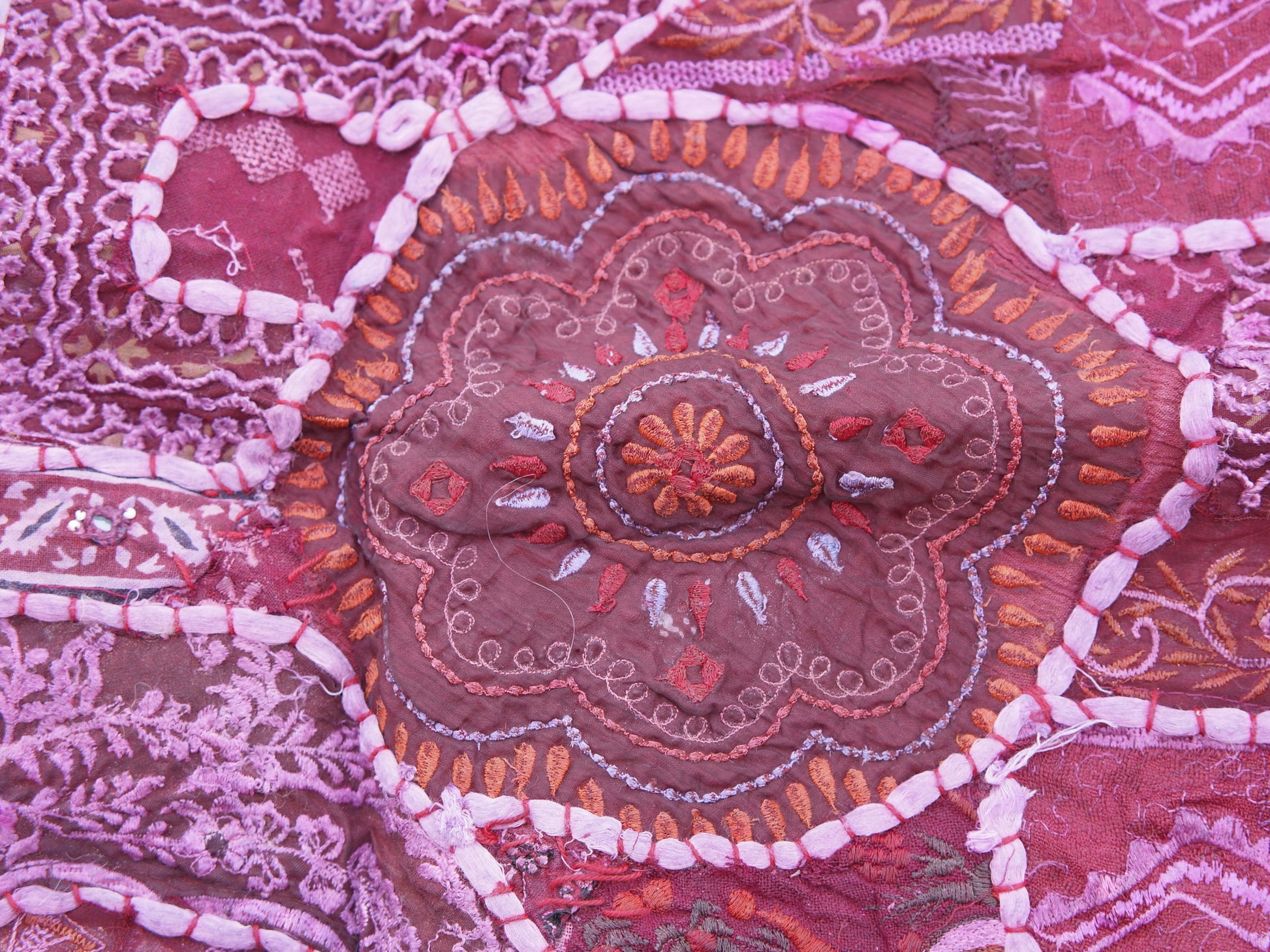 vecchio arazzo in cotone, lavorato artigianalmente a mano con tecnica patchwork. per ogni pezzo ci possono volere mesi di lavoro sia per i ricami che per la ricerca di elementi, pezzi di tessuto antico, da abbinare all'arazzo. tipici dell'india del nord, in Rajasthan l'arazzo in casa è simbolo di fortuna e prosperità. pezzo unico, ideale come tessuto da appendere a parete ma che si puo' impiegare anche come tappeto.  dimensioni 100x150cm   per maggiori info o dettagli info@etniko.it 0039 3338778241