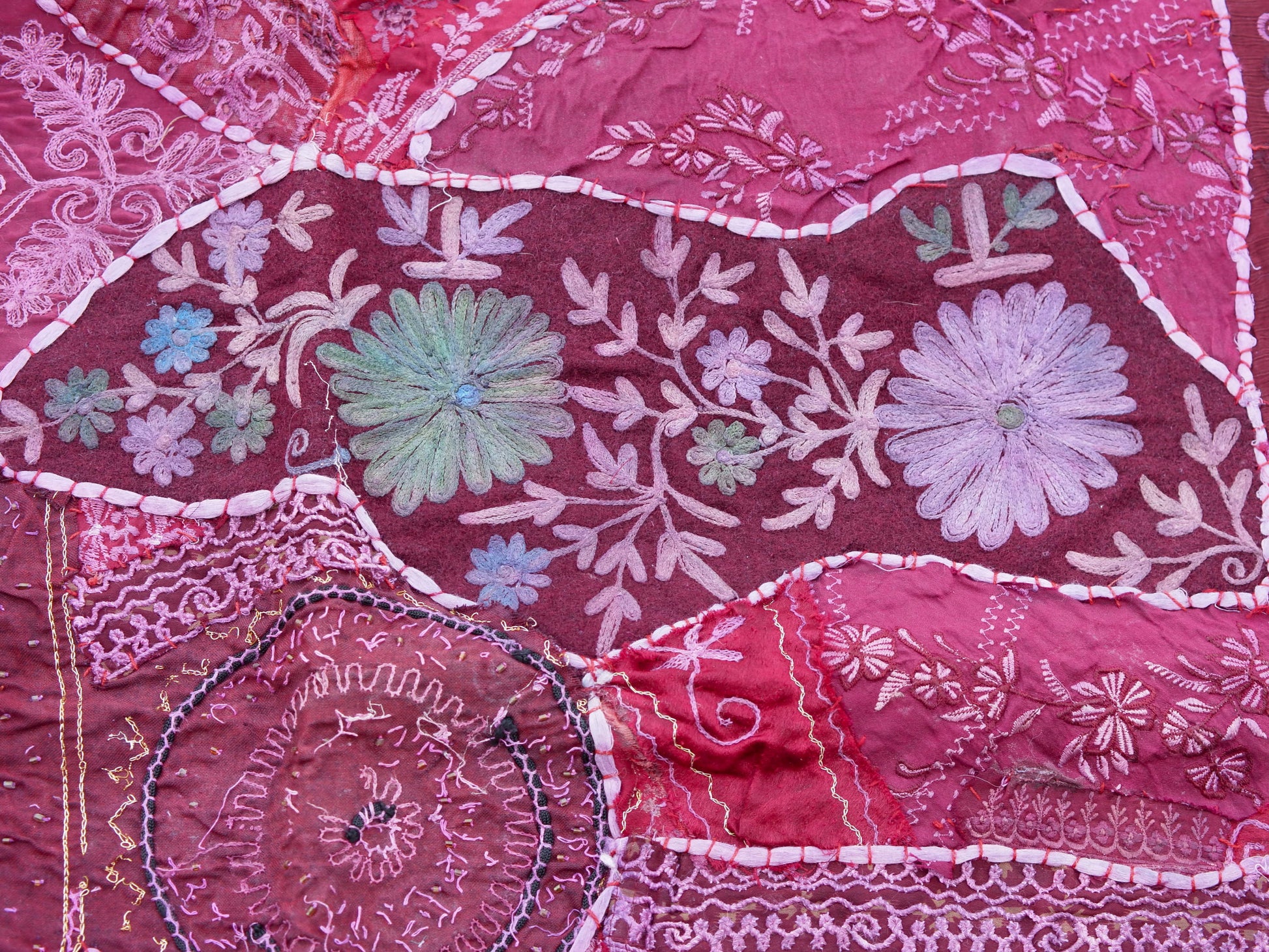 vecchio arazzo in cotone, lavorato artigianalmente a mano con tecnica patchwork. per ogni pezzo ci possono volere mesi di lavoro sia per i ricami che per la ricerca di elementi, pezzi di tessuto antico, da abbinare all'arazzo. tipici dell'india del nord, in Rajasthan l'arazzo in casa è simbolo di fortuna e prosperità. pezzo unico, ideale come tessuto da appendere a parete ma che si puo' impiegare anche come tappeto.  dimensioni 100x150cm   per maggiori info o dettagli info@etniko.it 0039 3338778241