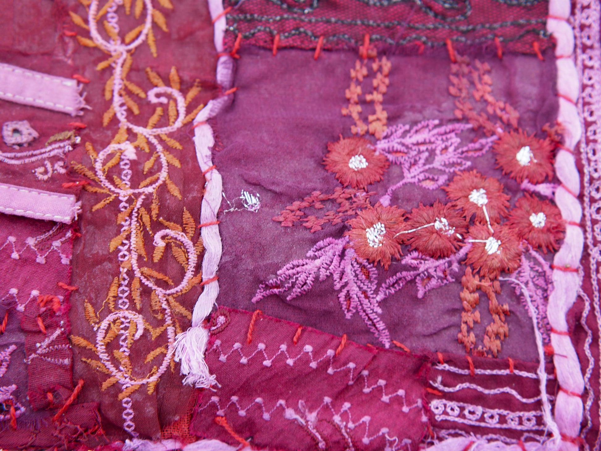 vecchio arazzo in cotone, lavorato artigianalmente a mano con tecnica patchwork. per ogni pezzo ci possono volere mesi di lavoro sia per i ricami che per la ricerca di elementi, pezzi di tessuto antico, da abbinare all'arazzo. tipici dell'india del nord, in Rajasthan l'arazzo in casa è simbolo di fortuna e prosperità. pezzo unico, ideale come tessuto da appendere a parete ma che si puo' impiegare anche come tappeto.  dimensioni 100x150cm   per maggiori info o dettagli info@etniko.it 0039 3338778241