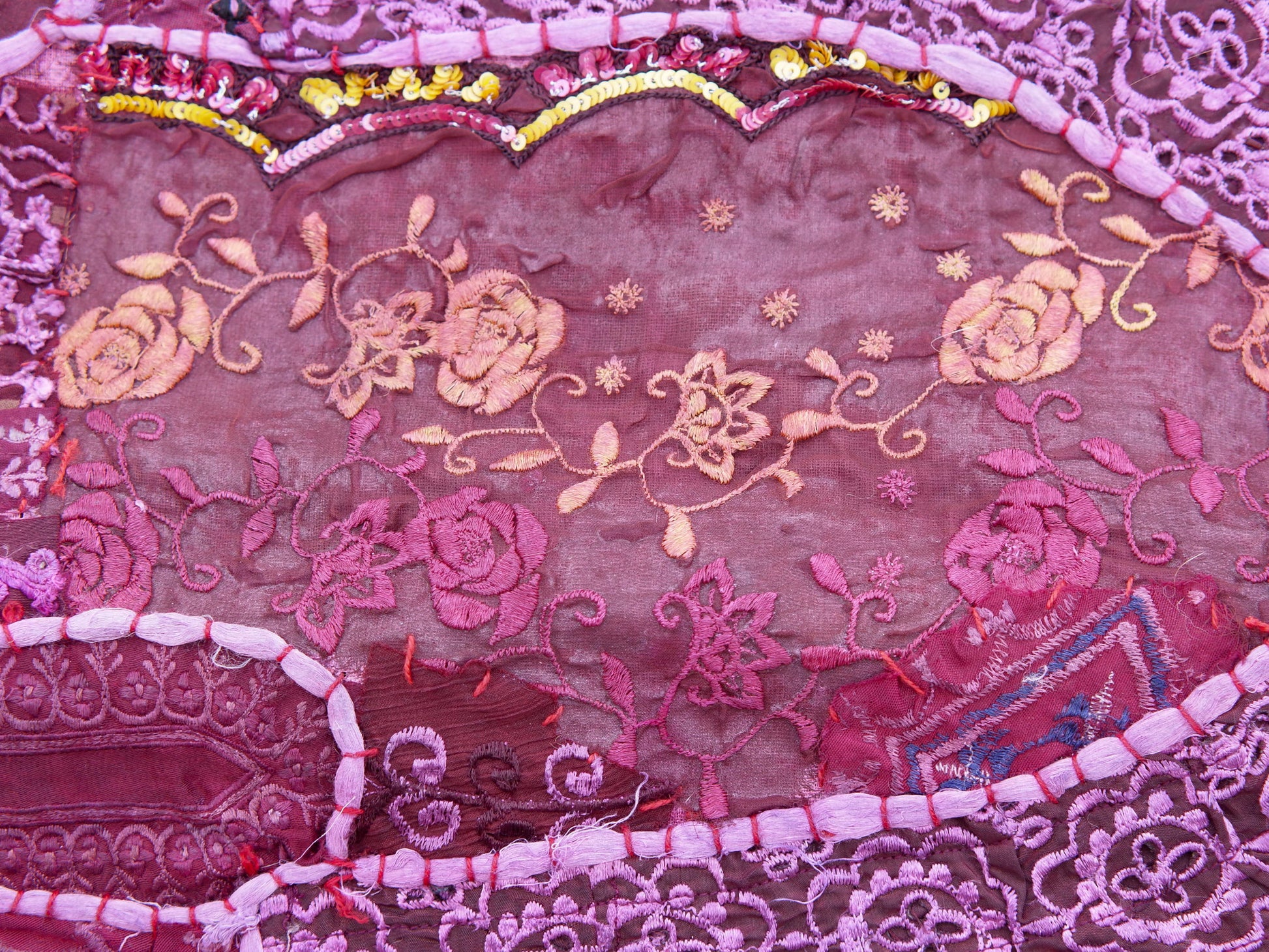 vecchio arazzo in cotone, lavorato artigianalmente a mano con tecnica patchwork. per ogni pezzo ci possono volere mesi di lavoro sia per i ricami che per la ricerca di elementi, pezzi di tessuto antico, da abbinare all'arazzo. tipici dell'india del nord, in Rajasthan l'arazzo in casa è simbolo di fortuna e prosperità. pezzo unico, ideale come tessuto da appendere a parete ma che si puo' impiegare anche come tappeto.  dimensioni 100x150cm   per maggiori info o dettagli info@etniko.it 0039 3338778241