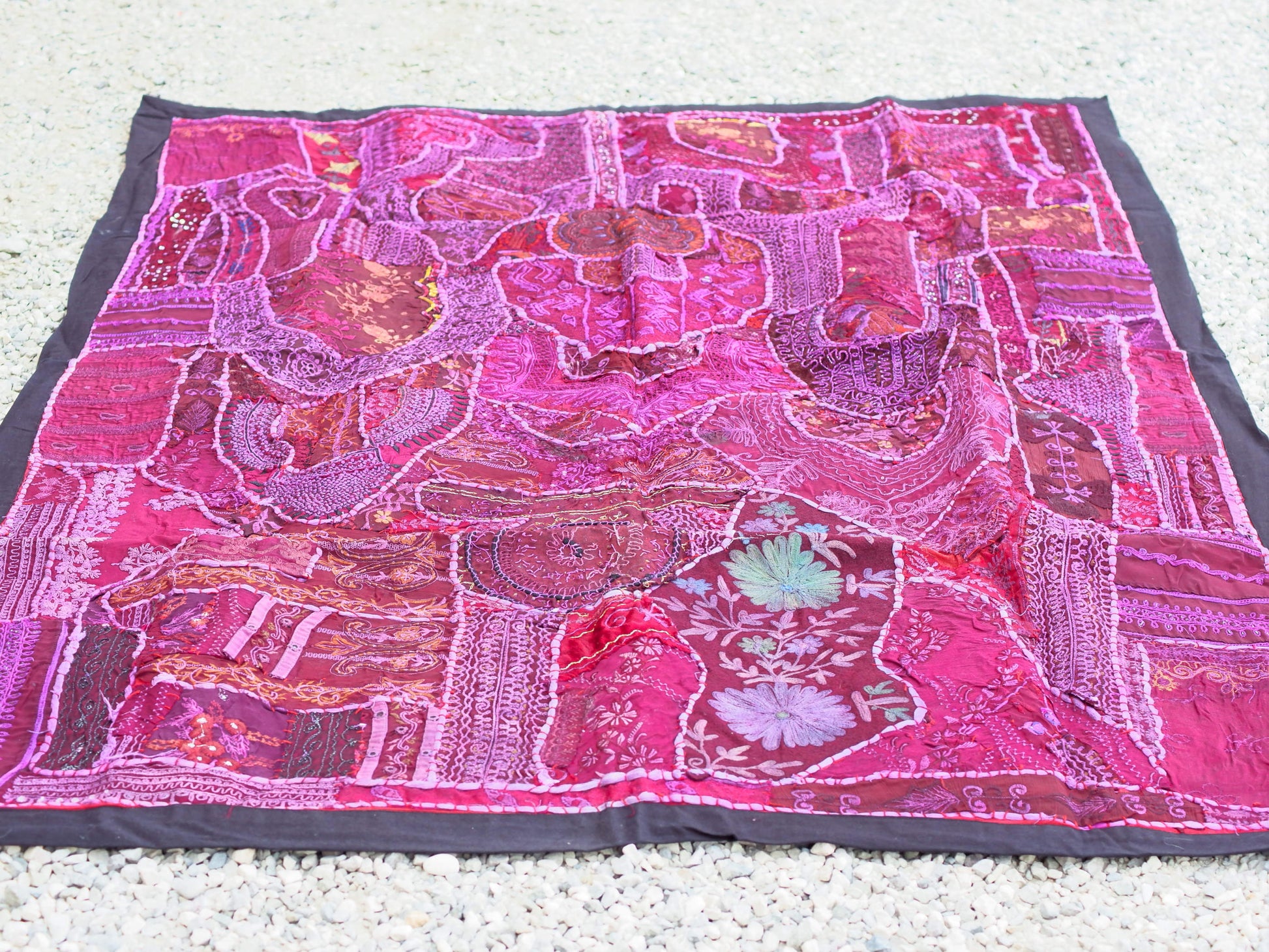 vecchio arazzo in cotone, lavorato artigianalmente a mano con tecnica patchwork. per ogni pezzo ci possono volere mesi di lavoro sia per i ricami che per la ricerca di elementi, pezzi di tessuto antico, da abbinare all'arazzo. tipici dell'india del nord, in Rajasthan l'arazzo in casa è simbolo di fortuna e prosperità. pezzo unico, ideale come tessuto da appendere a parete ma che si puo' impiegare anche come tappeto.  dimensioni 100x150cm   per maggiori info o dettagli info@etniko.it 0039 3338778241