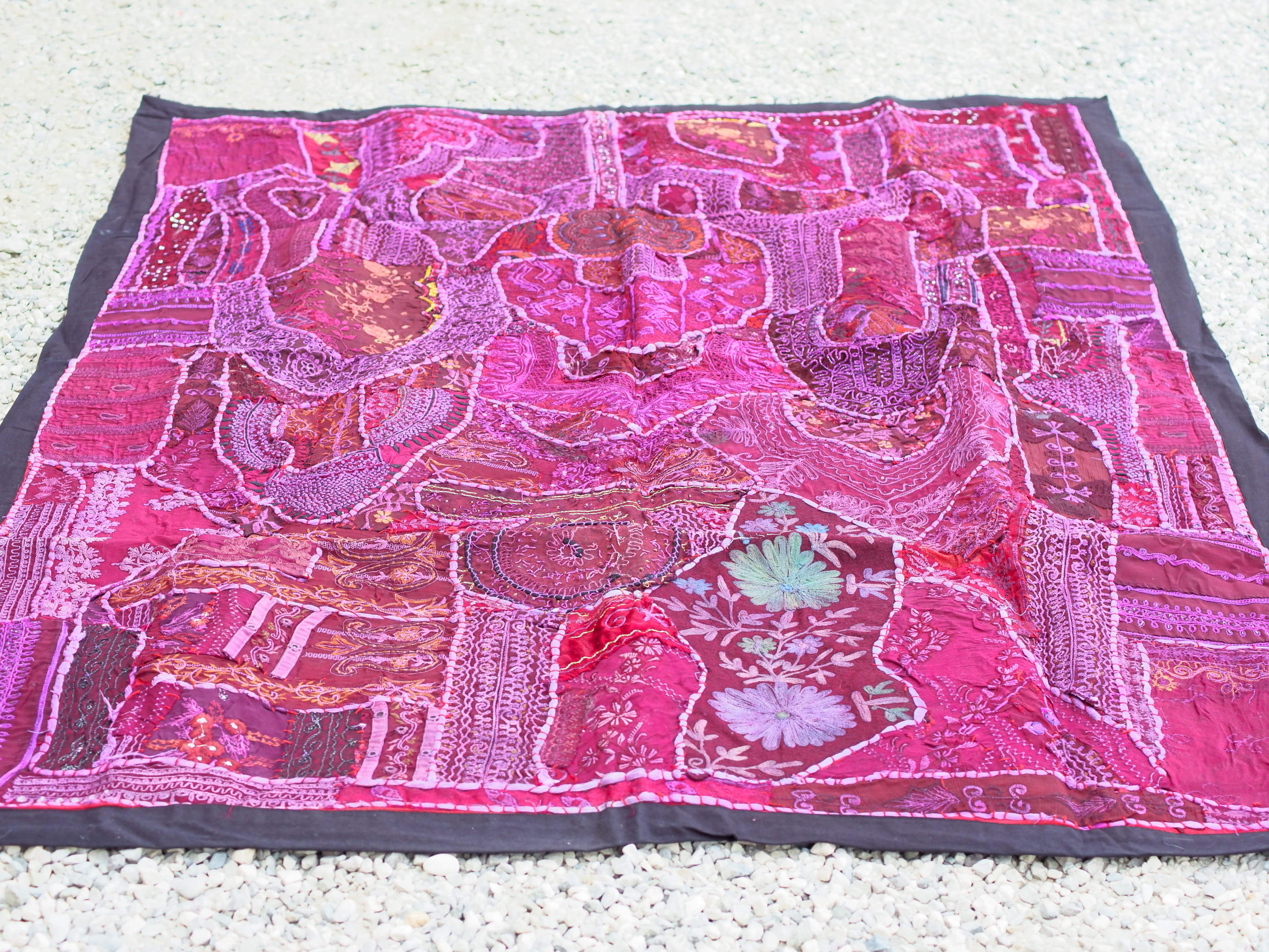 vecchio arazzo in cotone, lavorato artigianalmente a mano con tecnica patchwork. per ogni pezzo ci possono volere mesi di lavoro sia per i ricami che per la ricerca di elementi, pezzi di tessuto antico, da abbinare all'arazzo. tipici dell'india del nord, in Rajasthan l'arazzo in casa è simbolo di fortuna e prosperità. pezzo unico, ideale come tessuto da appendere a parete ma che si puo' impiegare anche come tappeto.  dimensioni 100x150cm   per maggiori info o dettagli info@etniko.it 0039 3338778241