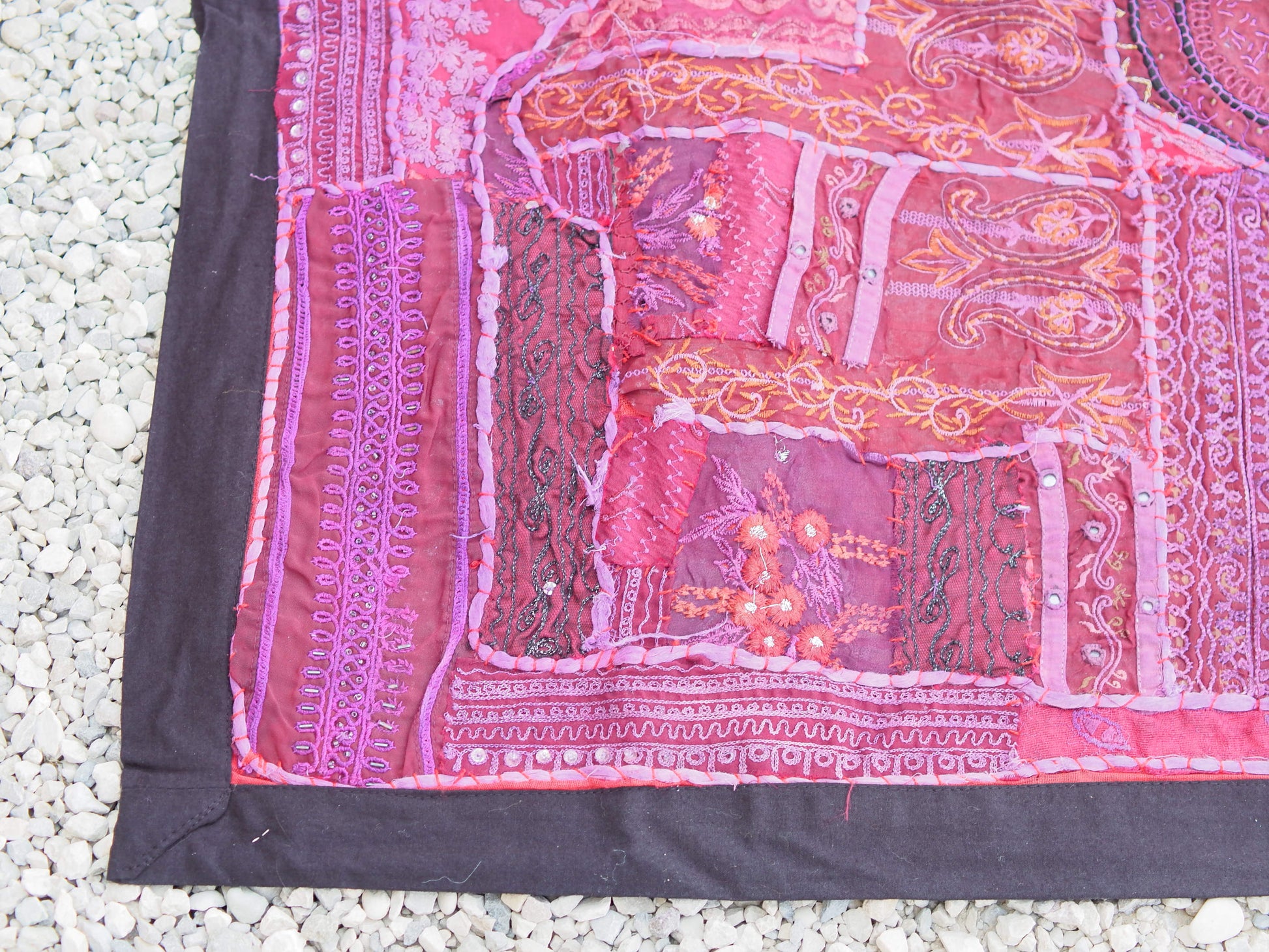 vecchio arazzo in cotone, lavorato artigianalmente a mano con tecnica patchwork. per ogni pezzo ci possono volere mesi di lavoro sia per i ricami che per la ricerca di elementi, pezzi di tessuto antico, da abbinare all'arazzo. tipici dell'india del nord, in Rajasthan l'arazzo in casa è simbolo di fortuna e prosperità. pezzo unico, ideale come tessuto da appendere a parete ma che si puo' impiegare anche come tappeto.  dimensioni 100x150cm   per maggiori info o dettagli info@etniko.it 0039 3338778241