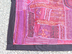 vecchio arazzo in cotone, lavorato artigianalmente a mano con tecnica patchwork. per ogni pezzo ci possono volere mesi di lavoro sia per i ricami che per la ricerca di elementi, pezzi di tessuto antico, da abbinare all'arazzo. tipici dell'india del nord, in Rajasthan l'arazzo in casa è simbolo di fortuna e prosperità. pezzo unico, ideale come tessuto da appendere a parete ma che si puo' impiegare anche come tappeto.  dimensioni 100x150cm   per maggiori info o dettagli info@etniko.it 0039 3338778241