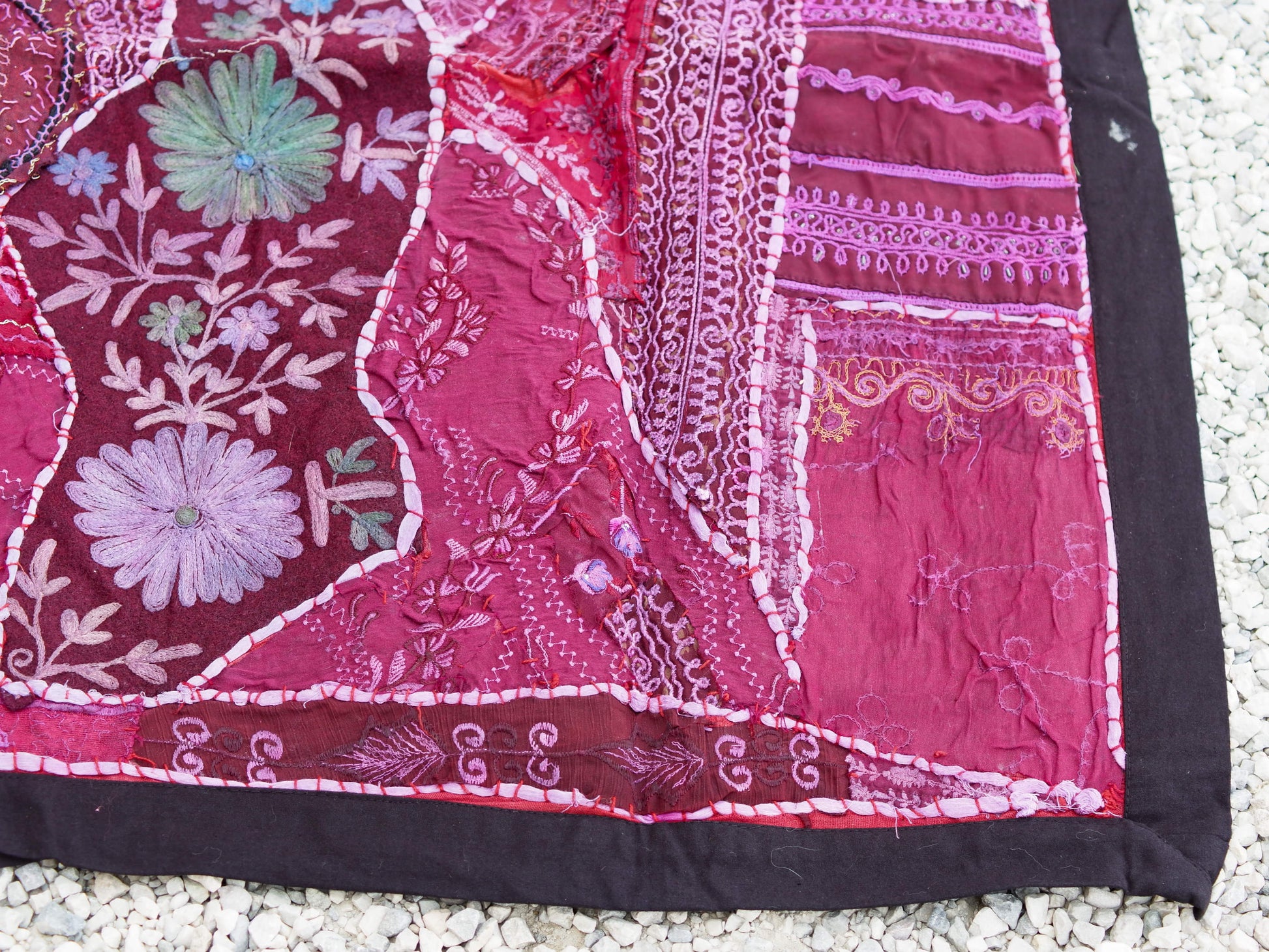 vecchio arazzo in cotone, lavorato artigianalmente a mano con tecnica patchwork. per ogni pezzo ci possono volere mesi di lavoro sia per i ricami che per la ricerca di elementi, pezzi di tessuto antico, da abbinare all'arazzo. tipici dell'india del nord, in Rajasthan l'arazzo in casa è simbolo di fortuna e prosperità. pezzo unico, ideale come tessuto da appendere a parete ma che si puo' impiegare anche come tappeto.  dimensioni 100x150cm   per maggiori info o dettagli info@etniko.it 0039 3338778241