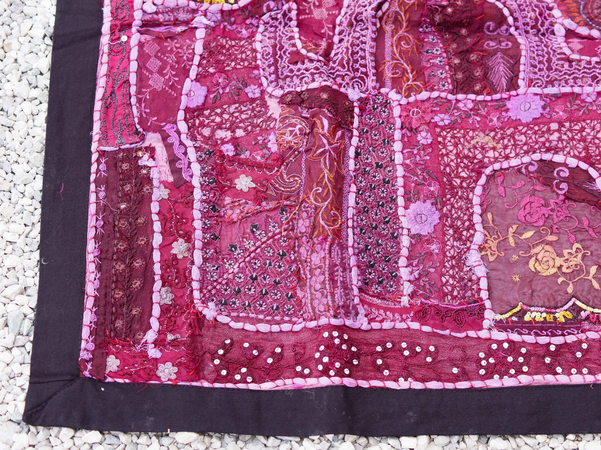 vecchio arazzo in cotone, lavorato artigianalmente a mano con tecnica patchwork. per ogni pezzo ci possono volere mesi di lavoro sia per i ricami che per la ricerca di elementi, pezzi di tessuto antico, da abbinare all'arazzo. tipici dell'india del nord, in Rajasthan l'arazzo in casa è simbolo di fortuna e prosperità. pezzo unico, ideale come tessuto da appendere a parete ma che si puo' impiegare anche come tappeto.  dimensioni 100x150cm   per maggiori info o dettagli info@etniko.it 0039 3338778241