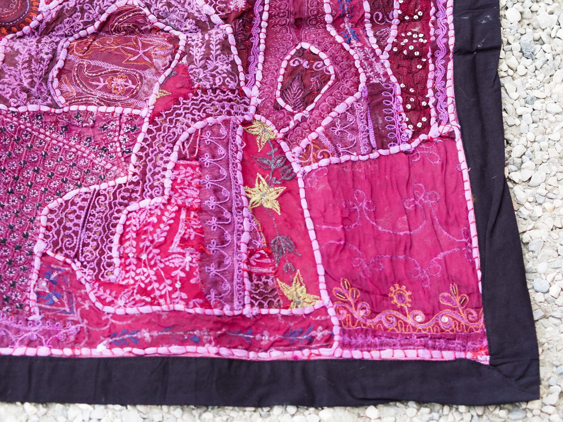 vecchio arazzo in cotone, lavorato artigianalmente a mano con tecnica patchwork. per ogni pezzo ci possono volere mesi di lavoro sia per i ricami che per la ricerca di elementi, pezzi di tessuto antico, da abbinare all'arazzo. tipici dell'india del nord, in Rajasthan l'arazzo in casa è simbolo di fortuna e prosperità. pezzo unico, ideale come tessuto da appendere a parete ma che si puo' impiegare anche come tappeto.  dimensioni 100x150cm   per maggiori info o dettagli info@etniko.it 0039 3338778241