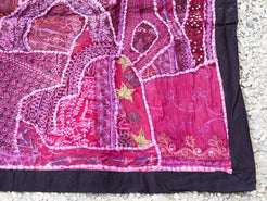 vecchio arazzo in cotone, lavorato artigianalmente a mano con tecnica patchwork. per ogni pezzo ci possono volere mesi di lavoro sia per i ricami che per la ricerca di elementi, pezzi di tessuto antico, da abbinare all'arazzo. tipici dell'india del nord, in Rajasthan l'arazzo in casa è simbolo di fortuna e prosperità. pezzo unico, ideale come tessuto da appendere a parete ma che si puo' impiegare anche come tappeto.  dimensioni 100x150cm   per maggiori info o dettagli info@etniko.it 0039 3338778241