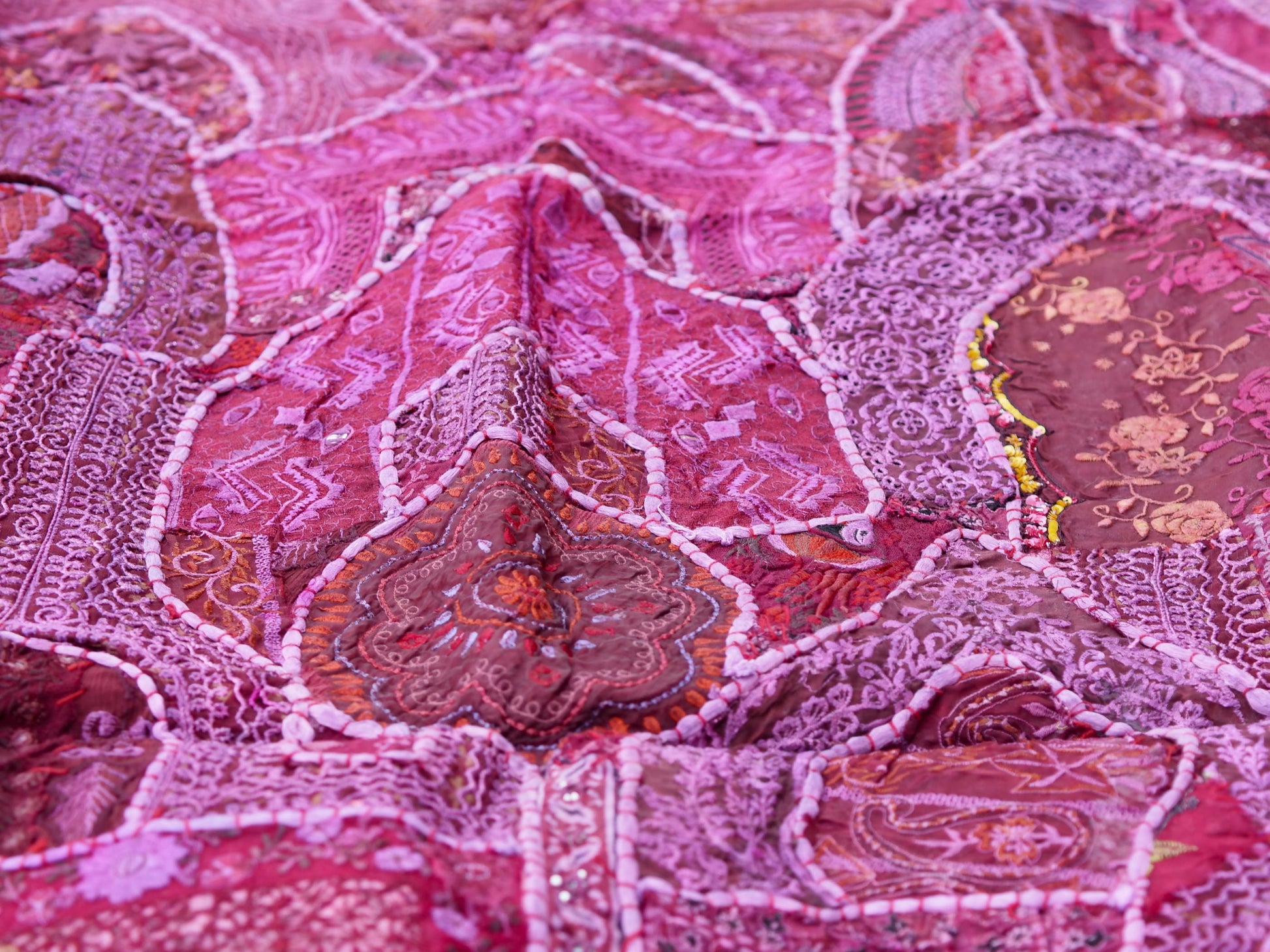 vecchio arazzo in cotone, lavorato artigianalmente a mano con tecnica patchwork. per ogni pezzo ci possono volere mesi di lavoro sia per i ricami che per la ricerca di elementi, pezzi di tessuto antico, da abbinare all'arazzo. tipici dell'india del nord, in Rajasthan l'arazzo in casa è simbolo di fortuna e prosperità. pezzo unico, ideale come tessuto da appendere a parete ma che si puo' impiegare anche come tappeto.  dimensioni 100x150cm   per maggiori info o dettagli info@etniko.it 0039 3338778241