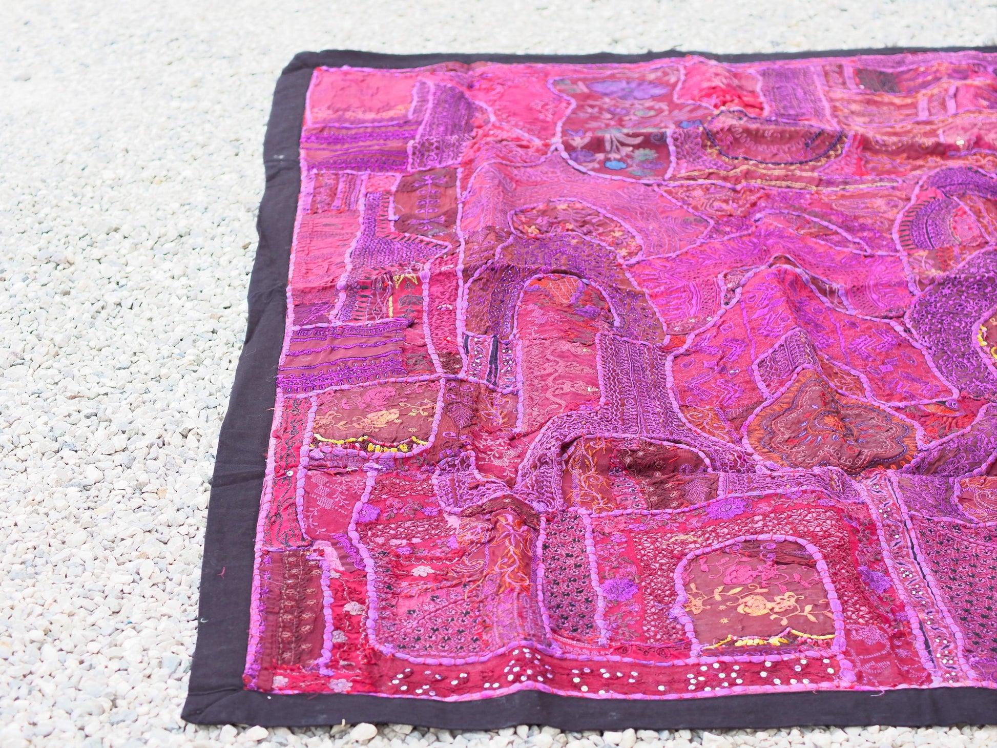 vecchio arazzo in cotone, lavorato artigianalmente a mano con tecnica patchwork. per ogni pezzo ci possono volere mesi di lavoro sia per i ricami che per la ricerca di elementi, pezzi di tessuto antico, da abbinare all'arazzo. tipici dell'india del nord, in Rajasthan l'arazzo in casa è simbolo di fortuna e prosperità. pezzo unico, ideale come tessuto da appendere a parete ma che si puo' impiegare anche come tappeto.  dimensioni 100x150cm   per maggiori info o dettagli info@etniko.it 0039 3338778241