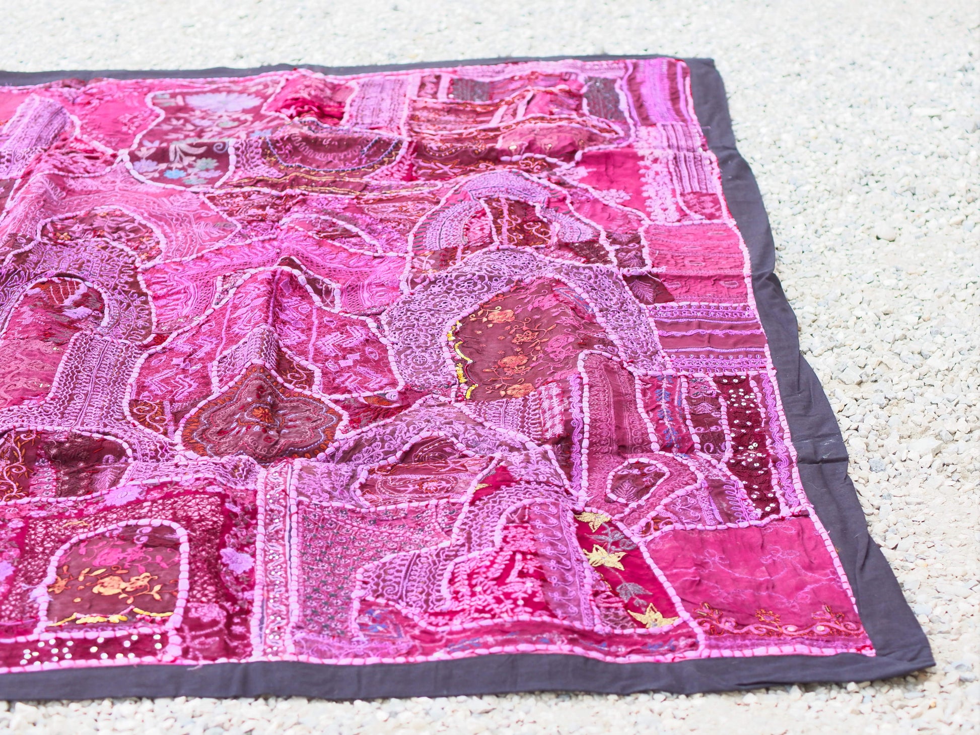 vecchio arazzo in cotone, lavorato artigianalmente a mano con tecnica patchwork. per ogni pezzo ci possono volere mesi di lavoro sia per i ricami che per la ricerca di elementi, pezzi di tessuto antico, da abbinare all'arazzo. tipici dell'india del nord, in Rajasthan l'arazzo in casa è simbolo di fortuna e prosperità. pezzo unico, ideale come tessuto da appendere a parete ma che si puo' impiegare anche come tappeto.  dimensioni 100x150cm   per maggiori info o dettagli info@etniko.it 0039 3338778241