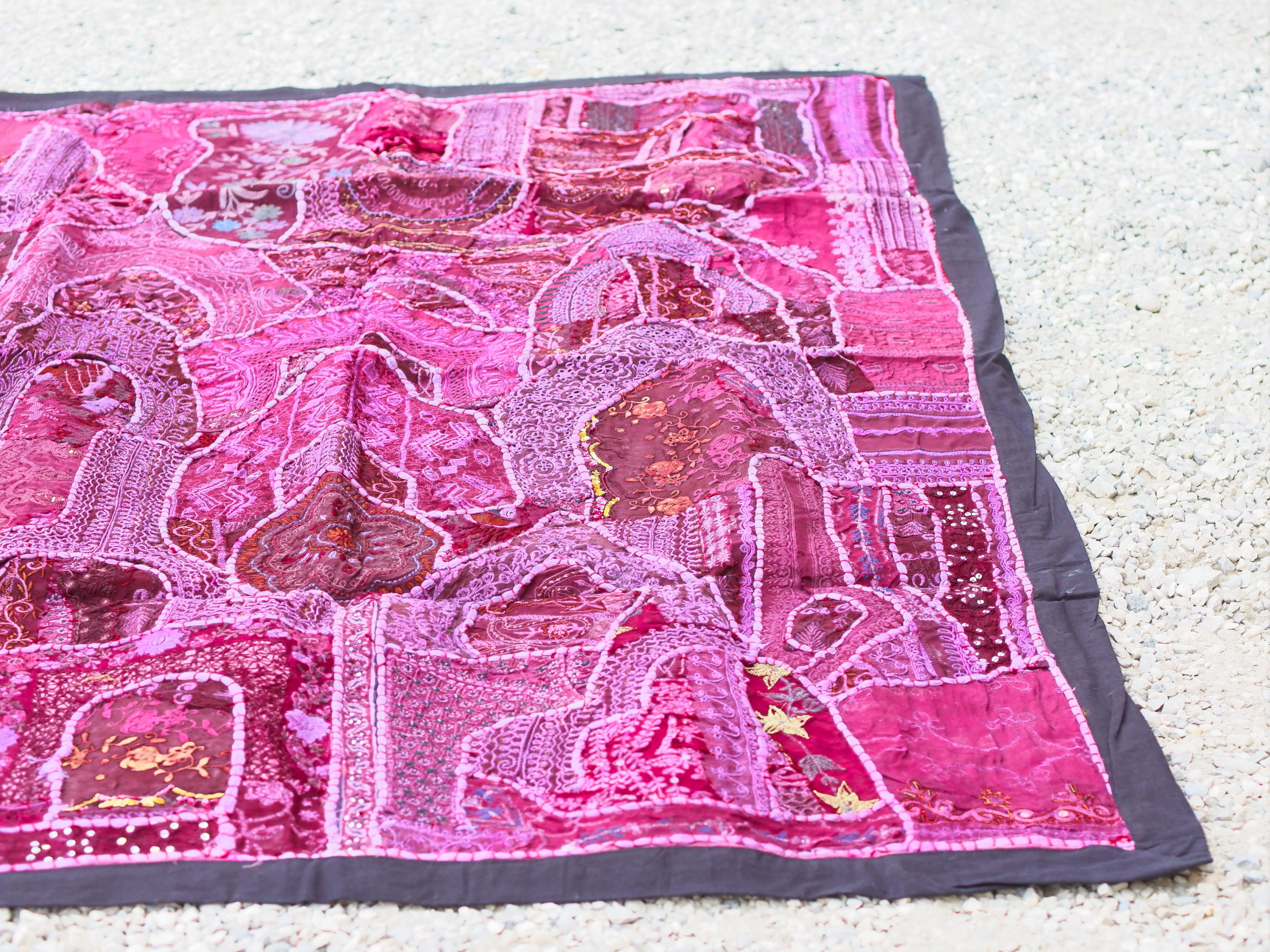 vecchio arazzo in cotone, lavorato artigianalmente a mano con tecnica patchwork. per ogni pezzo ci possono volere mesi di lavoro sia per i ricami che per la ricerca di elementi, pezzi di tessuto antico, da abbinare all'arazzo. tipici dell'india del nord, in Rajasthan l'arazzo in casa è simbolo di fortuna e prosperità. pezzo unico, ideale come tessuto da appendere a parete ma che si puo' impiegare anche come tappeto.  dimensioni 100x150cm   per maggiori info o dettagli info@etniko.it 0039 3338778241