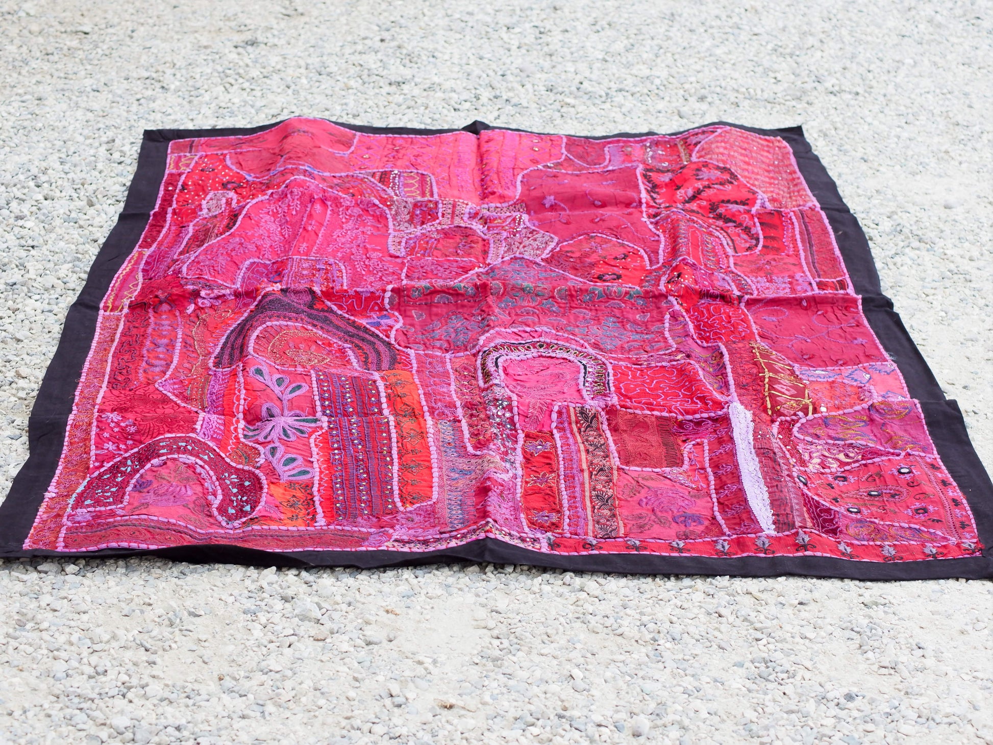 vecchio arazzo in cotone, lavorato artigianalmente a mano con tecnica patchwork. per ogni pezzo ci possono volere mesi di lavoro sia per i ricami che per la ricerca di elementi, pezzi di tessuto antico, da abbinare all'arazzo. tipici dell'india del nord, in Rajasthan l'arazzo in casa è simbolo di fortuna e prosperità. pezzo unico, ideale come tessuto da appendere a parete ma che si puo' impiegare anche come tappeto.  dimensioni 100x150cm   per maggiori info o dettagli info@etniko.it 0039 3338778241