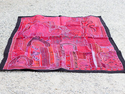 vecchio arazzo in cotone, lavorato artigianalmente a mano con tecnica patchwork. per ogni pezzo ci possono volere mesi di lavoro sia per i ricami che per la ricerca di elementi, pezzi di tessuto antico, da abbinare all'arazzo. tipici dell'india del nord, in Rajasthan l'arazzo in casa è simbolo di fortuna e prosperità. pezzo unico, ideale come tessuto da appendere a parete ma che si puo' impiegare anche come tappeto.  dimensioni 100x150cm   per maggiori info o dettagli info@etniko.it 0039 3338778241