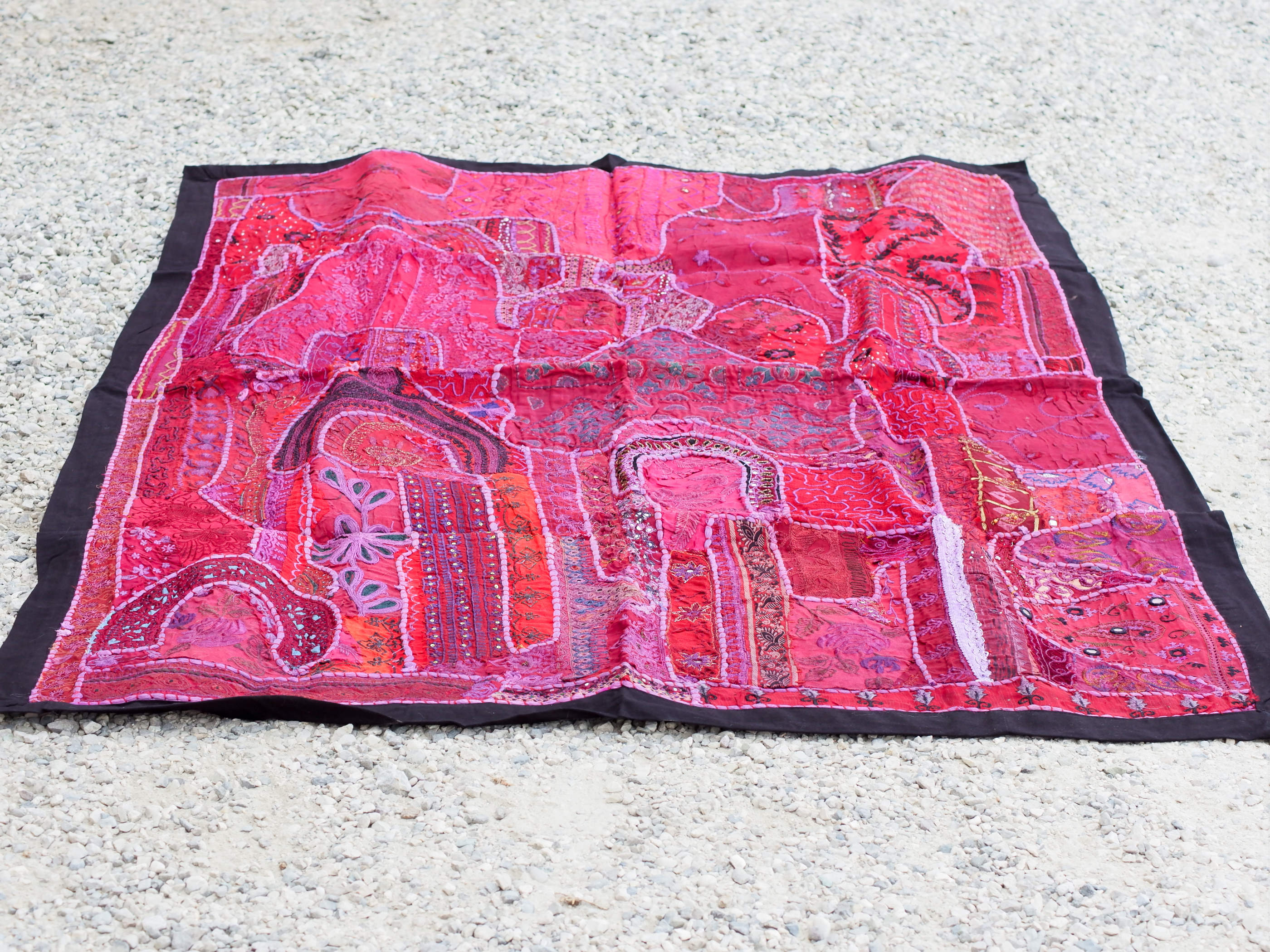 vecchio arazzo in cotone, lavorato artigianalmente a mano con tecnica patchwork. per ogni pezzo ci possono volere mesi di lavoro sia per i ricami che per la ricerca di elementi, pezzi di tessuto antico, da abbinare all'arazzo. tipici dell'india del nord, in Rajasthan l'arazzo in casa è simbolo di fortuna e prosperità. pezzo unico, ideale come tessuto da appendere a parete ma che si puo' impiegare anche come tappeto.  dimensioni 100x150cm   per maggiori info o dettagli info@etniko.it 0039 3338778241