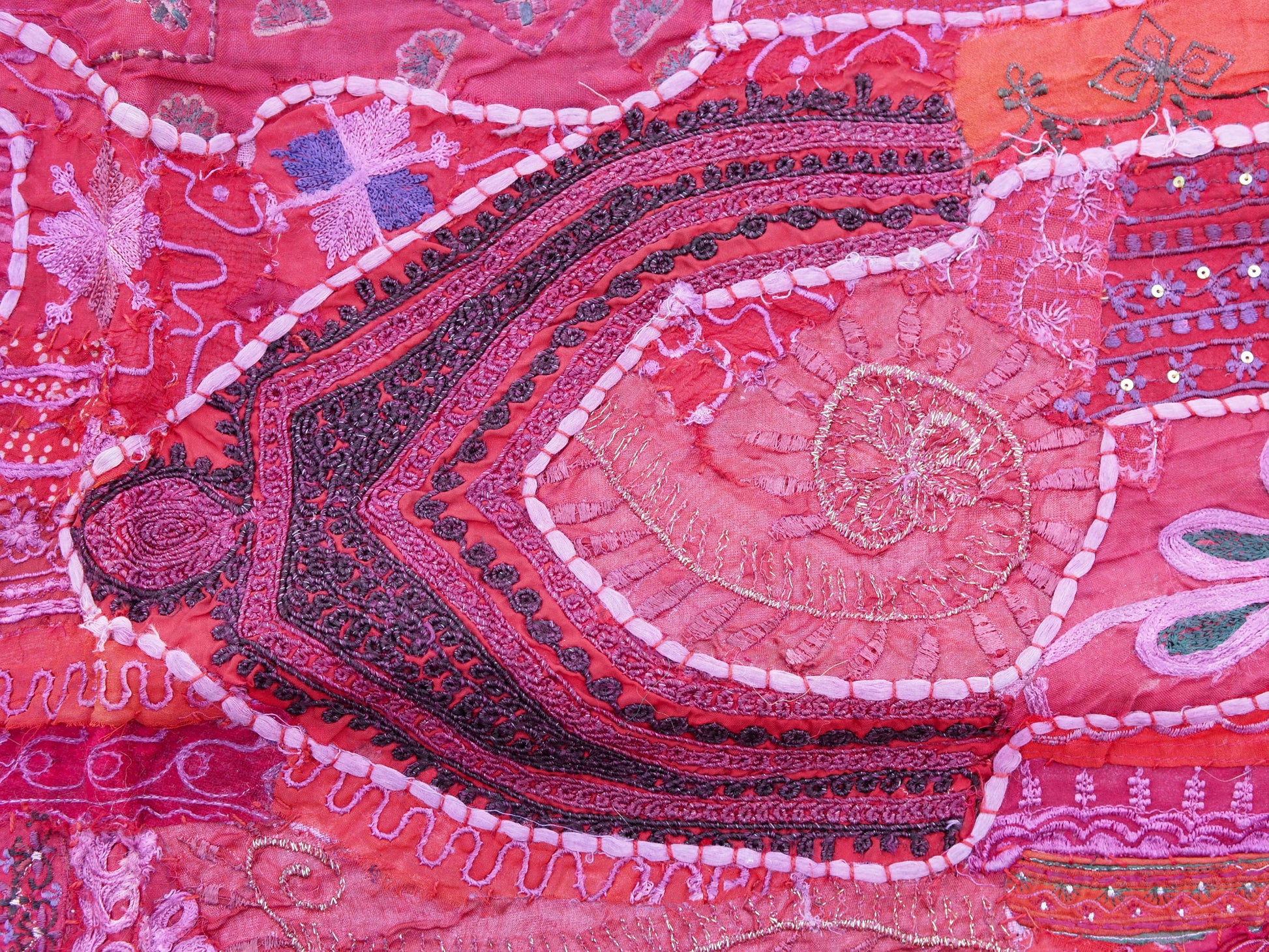 vecchio arazzo in cotone, lavorato artigianalmente a mano con tecnica patchwork. per ogni pezzo ci possono volere mesi di lavoro sia per i ricami che per la ricerca di elementi, pezzi di tessuto antico, da abbinare all'arazzo. tipici dell'india del nord, in Rajasthan l'arazzo in casa è simbolo di fortuna e prosperità. pezzo unico, ideale come tessuto da appendere a parete ma che si puo' impiegare anche come tappeto.  dimensioni 100x150cm   per maggiori info o dettagli info@etniko.it 0039 3338778241