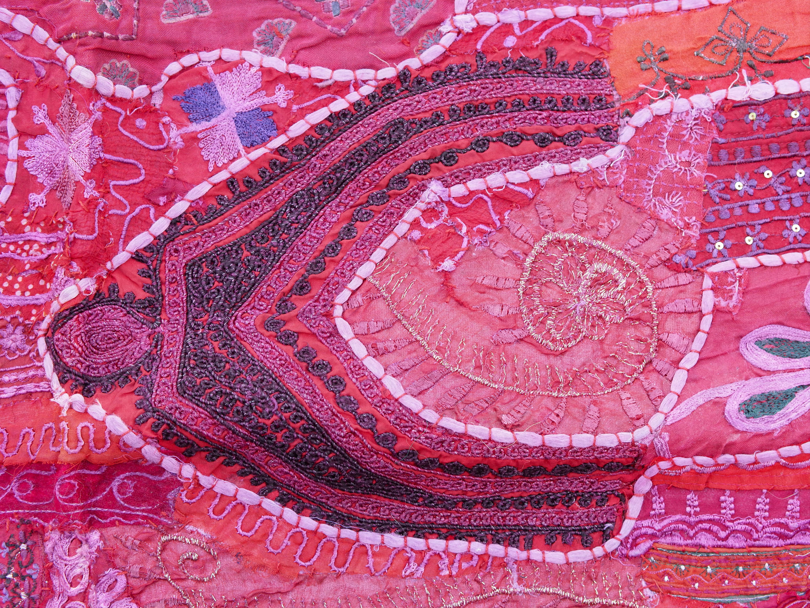 vecchio arazzo in cotone, lavorato artigianalmente a mano con tecnica patchwork. per ogni pezzo ci possono volere mesi di lavoro sia per i ricami che per la ricerca di elementi, pezzi di tessuto antico, da abbinare all'arazzo. tipici dell'india del nord, in Rajasthan l'arazzo in casa è simbolo di fortuna e prosperità. pezzo unico, ideale come tessuto da appendere a parete ma che si puo' impiegare anche come tappeto.  dimensioni 100x150cm   per maggiori info o dettagli info@etniko.it 0039 3338778241