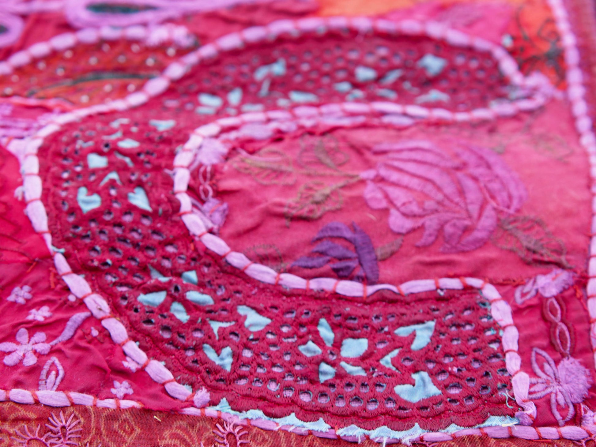 vecchio arazzo in cotone, lavorato artigianalmente a mano con tecnica patchwork. per ogni pezzo ci possono volere mesi di lavoro sia per i ricami che per la ricerca di elementi, pezzi di tessuto antico, da abbinare all'arazzo. tipici dell'india del nord, in Rajasthan l'arazzo in casa è simbolo di fortuna e prosperità. pezzo unico, ideale come tessuto da appendere a parete ma che si puo' impiegare anche come tappeto.  dimensioni 100x150cm   per maggiori info o dettagli info@etniko.it 0039 3338778241