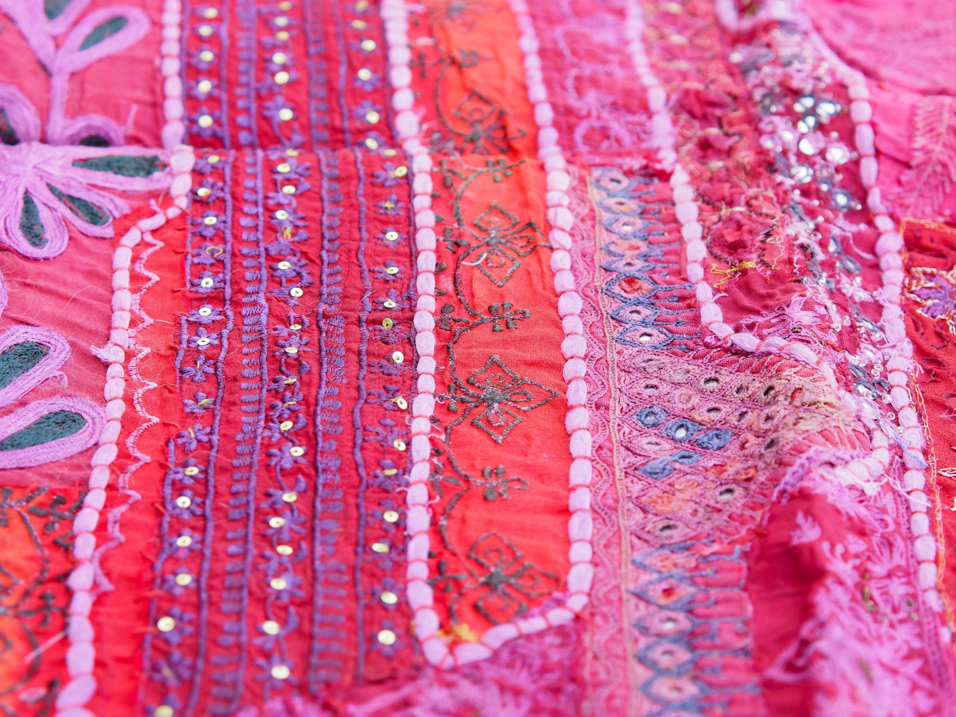 vecchio arazzo in cotone, lavorato artigianalmente a mano con tecnica patchwork. per ogni pezzo ci possono volere mesi di lavoro sia per i ricami che per la ricerca di elementi, pezzi di tessuto antico, da abbinare all'arazzo. tipici dell'india del nord, in Rajasthan l'arazzo in casa è simbolo di fortuna e prosperità. pezzo unico, ideale come tessuto da appendere a parete ma che si puo' impiegare anche come tappeto.  dimensioni 100x150cm   per maggiori info o dettagli info@etniko.it 0039 3338778241