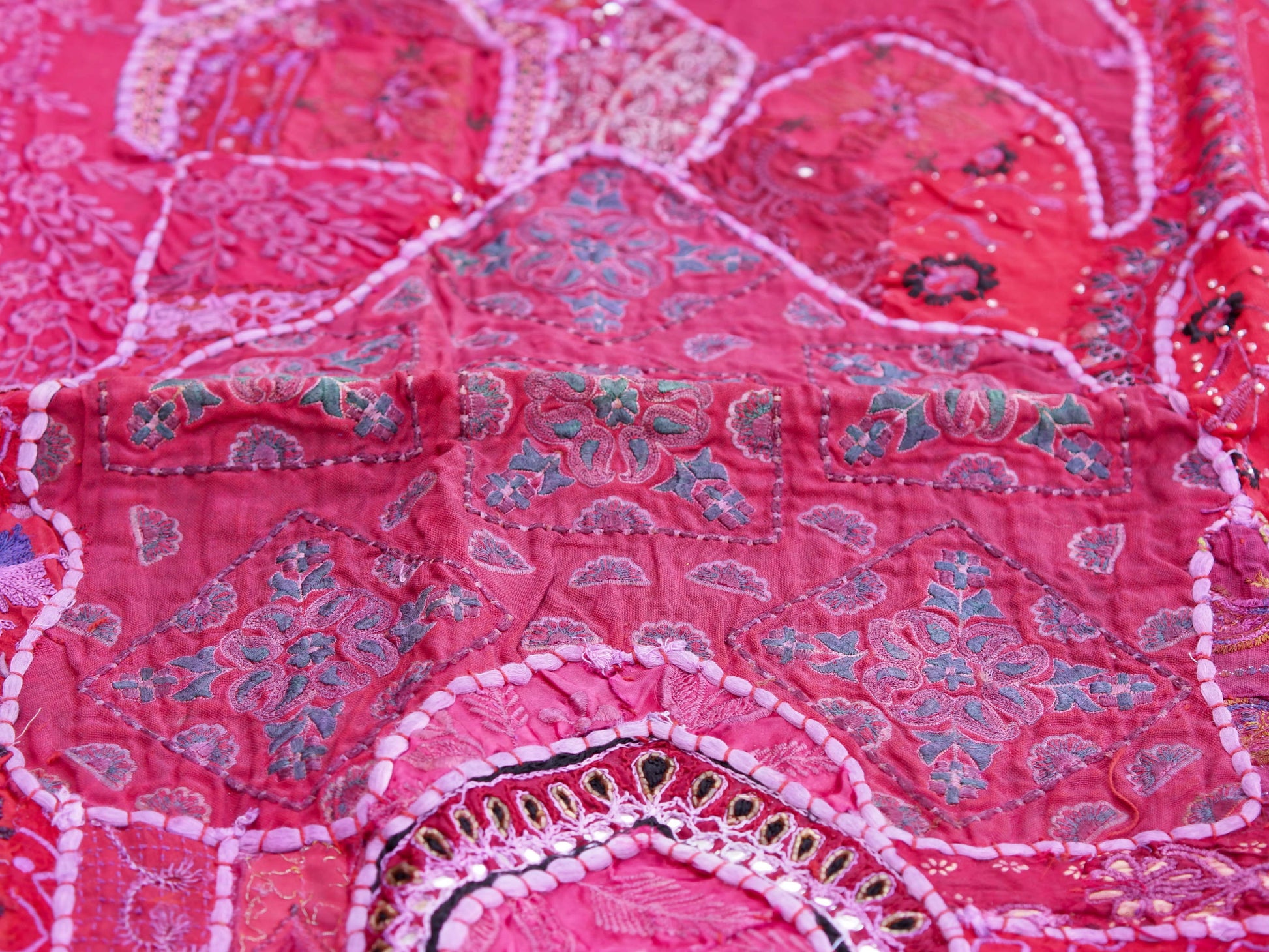 vecchio arazzo in cotone, lavorato artigianalmente a mano con tecnica patchwork. per ogni pezzo ci possono volere mesi di lavoro sia per i ricami che per la ricerca di elementi, pezzi di tessuto antico, da abbinare all'arazzo. tipici dell'india del nord, in Rajasthan l'arazzo in casa è simbolo di fortuna e prosperità. pezzo unico, ideale come tessuto da appendere a parete ma che si puo' impiegare anche come tappeto.  dimensioni 100x150cm   per maggiori info o dettagli info@etniko.it 0039 3338778241
