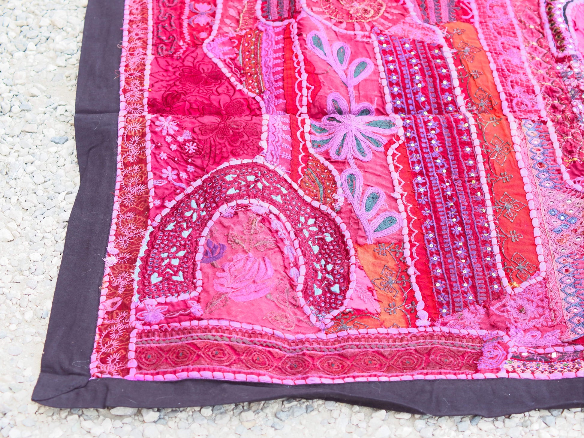 vecchio arazzo in cotone, lavorato artigianalmente a mano con tecnica patchwork. per ogni pezzo ci possono volere mesi di lavoro sia per i ricami che per la ricerca di elementi, pezzi di tessuto antico, da abbinare all'arazzo. tipici dell'india del nord, in Rajasthan l'arazzo in casa è simbolo di fortuna e prosperità. pezzo unico, ideale come tessuto da appendere a parete ma che si puo' impiegare anche come tappeto.  dimensioni 100x150cm   per maggiori info o dettagli info@etniko.it 0039 3338778241