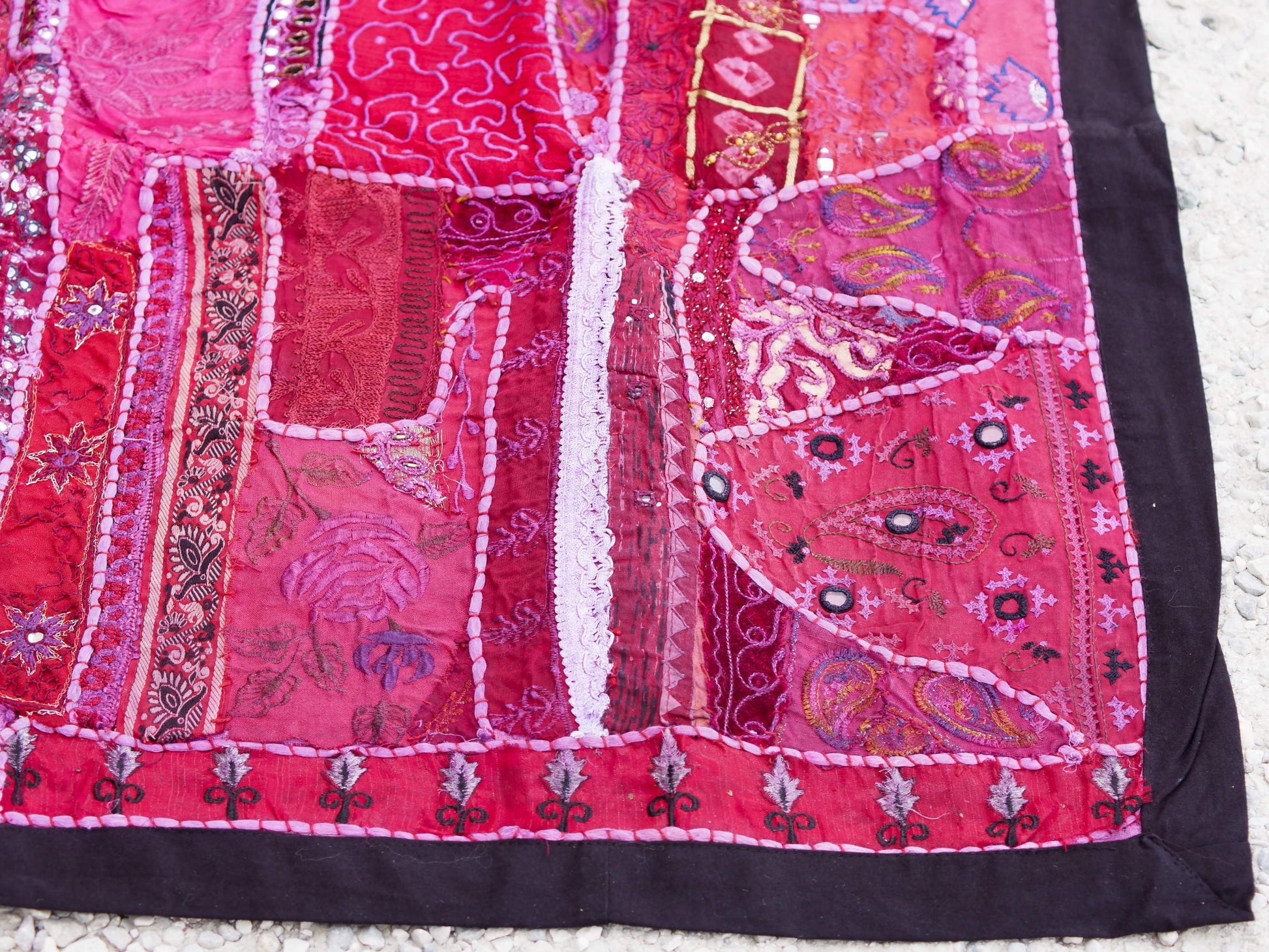 vecchio arazzo in cotone, lavorato artigianalmente a mano con tecnica patchwork. per ogni pezzo ci possono volere mesi di lavoro sia per i ricami che per la ricerca di elementi, pezzi di tessuto antico, da abbinare all'arazzo. tipici dell'india del nord, in Rajasthan l'arazzo in casa è simbolo di fortuna e prosperità. pezzo unico, ideale come tessuto da appendere a parete ma che si puo' impiegare anche come tappeto.  dimensioni 100x150cm   per maggiori info o dettagli info@etniko.it 0039 3338778241