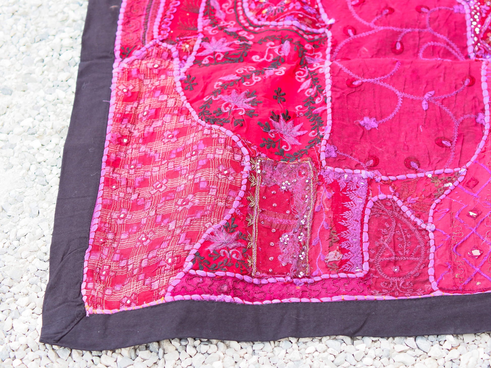 vecchio arazzo in cotone, lavorato artigianalmente a mano con tecnica patchwork. per ogni pezzo ci possono volere mesi di lavoro sia per i ricami che per la ricerca di elementi, pezzi di tessuto antico, da abbinare all'arazzo. tipici dell'india del nord, in Rajasthan l'arazzo in casa è simbolo di fortuna e prosperità. pezzo unico, ideale come tessuto da appendere a parete ma che si puo' impiegare anche come tappeto.  dimensioni 100x150cm   per maggiori info o dettagli info@etniko.it 0039 3338778241