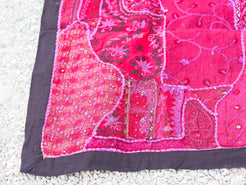 vecchio arazzo in cotone, lavorato artigianalmente a mano con tecnica patchwork. per ogni pezzo ci possono volere mesi di lavoro sia per i ricami che per la ricerca di elementi, pezzi di tessuto antico, da abbinare all'arazzo. tipici dell'india del nord, in Rajasthan l'arazzo in casa è simbolo di fortuna e prosperità. pezzo unico, ideale come tessuto da appendere a parete ma che si puo' impiegare anche come tappeto.  dimensioni 100x150cm   per maggiori info o dettagli info@etniko.it 0039 3338778241