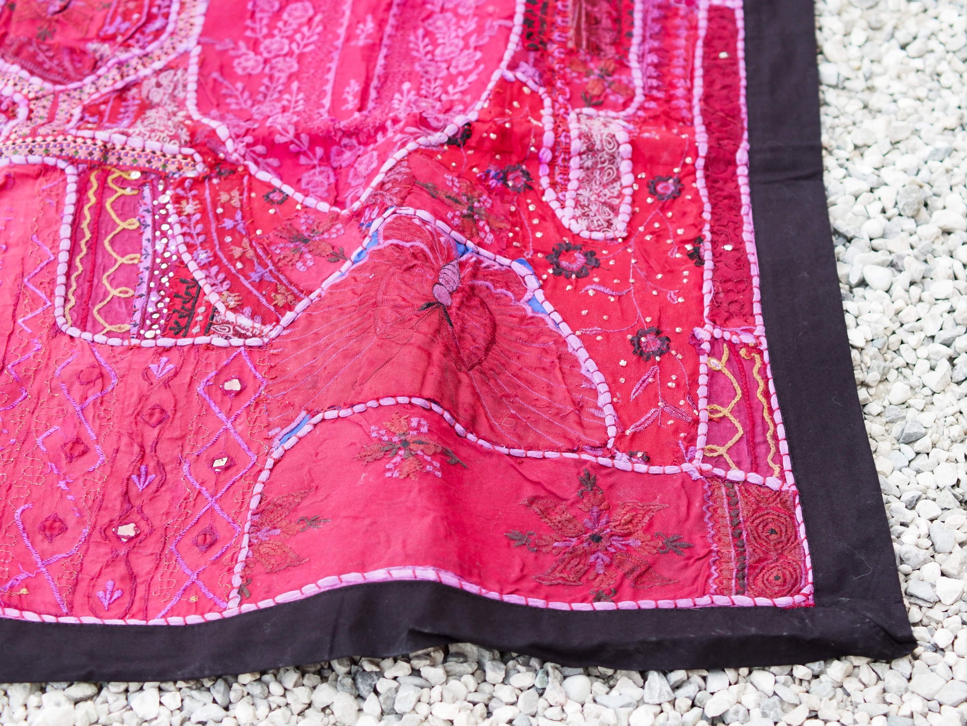 vecchio arazzo in cotone, lavorato artigianalmente a mano con tecnica patchwork. per ogni pezzo ci possono volere mesi di lavoro sia per i ricami che per la ricerca di elementi, pezzi di tessuto antico, da abbinare all'arazzo. tipici dell'india del nord, in Rajasthan l'arazzo in casa è simbolo di fortuna e prosperità. pezzo unico, ideale come tessuto da appendere a parete ma che si puo' impiegare anche come tappeto.  dimensioni 100x150cm   per maggiori info o dettagli info@etniko.it 0039 3338778241