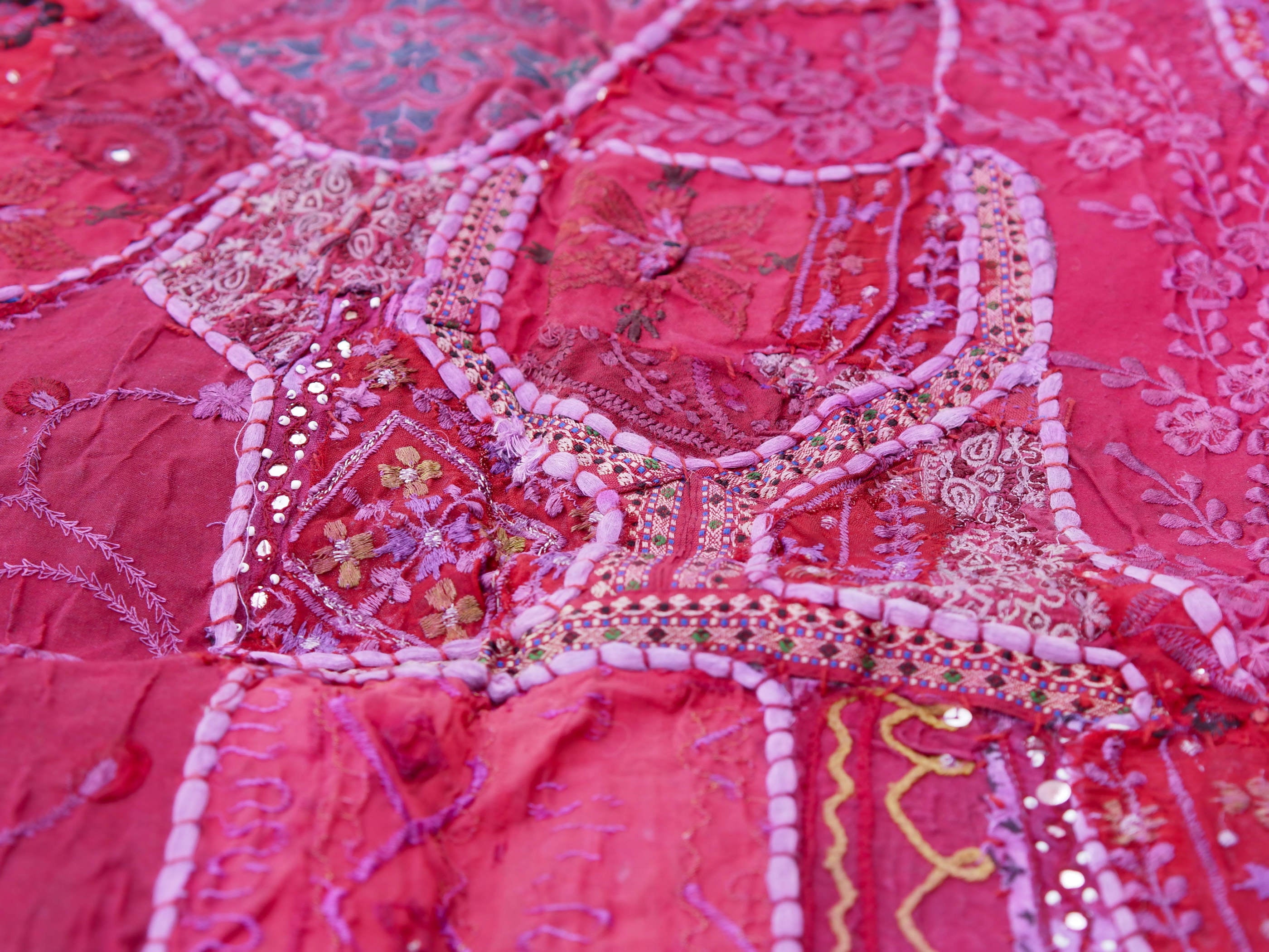 vecchio arazzo in cotone, lavorato artigianalmente a mano con tecnica patchwork. per ogni pezzo ci possono volere mesi di lavoro sia per i ricami che per la ricerca di elementi, pezzi di tessuto antico, da abbinare all'arazzo. tipici dell'india del nord, in Rajasthan l'arazzo in casa è simbolo di fortuna e prosperità. pezzo unico, ideale come tessuto da appendere a parete ma che si puo' impiegare anche come tappeto.  dimensioni 100x150cm   per maggiori info o dettagli info@etniko.it 0039 3338778241