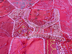 vecchio arazzo in cotone, lavorato artigianalmente a mano con tecnica patchwork. per ogni pezzo ci possono volere mesi di lavoro sia per i ricami che per la ricerca di elementi, pezzi di tessuto antico, da abbinare all'arazzo. tipici dell'india del nord, in Rajasthan l'arazzo in casa è simbolo di fortuna e prosperità. pezzo unico, ideale come tessuto da appendere a parete ma che si puo' impiegare anche come tappeto.  dimensioni 100x150cm   per maggiori info o dettagli info@etniko.it 0039 3338778241