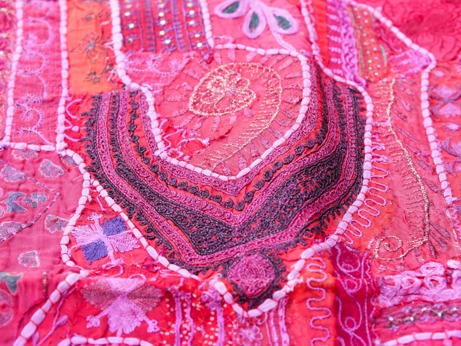vecchio arazzo in cotone, lavorato artigianalmente a mano con tecnica patchwork. per ogni pezzo ci possono volere mesi di lavoro sia per i ricami che per la ricerca di elementi, pezzi di tessuto antico, da abbinare all'arazzo. tipici dell'india del nord, in Rajasthan l'arazzo in casa è simbolo di fortuna e prosperità. pezzo unico, ideale come tessuto da appendere a parete ma che si puo' impiegare anche come tappeto.  dimensioni 100x150cm   per maggiori info o dettagli info@etniko.it 0039 3338778241