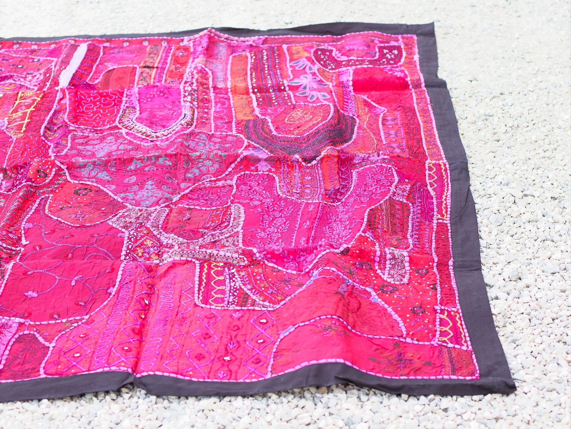 vecchio arazzo in cotone, lavorato artigianalmente a mano con tecnica patchwork. per ogni pezzo ci possono volere mesi di lavoro sia per i ricami che per la ricerca di elementi, pezzi di tessuto antico, da abbinare all'arazzo. tipici dell'india del nord, in Rajasthan l'arazzo in casa è simbolo di fortuna e prosperità. pezzo unico, ideale come tessuto da appendere a parete ma che si puo' impiegare anche come tappeto.  dimensioni 100x150cm   per maggiori info o dettagli info@etniko.it 0039 3338778241