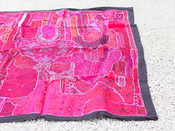 vecchio arazzo in cotone, lavorato artigianalmente a mano con tecnica patchwork. per ogni pezzo ci possono volere mesi di lavoro sia per i ricami che per la ricerca di elementi, pezzi di tessuto antico, da abbinare all'arazzo. tipici dell'india del nord, in Rajasthan l'arazzo in casa è simbolo di fortuna e prosperità. pezzo unico, ideale come tessuto da appendere a parete ma che si puo' impiegare anche come tappeto.  dimensioni 100x150cm   per maggiori info o dettagli info@etniko.it 0039 3338778241