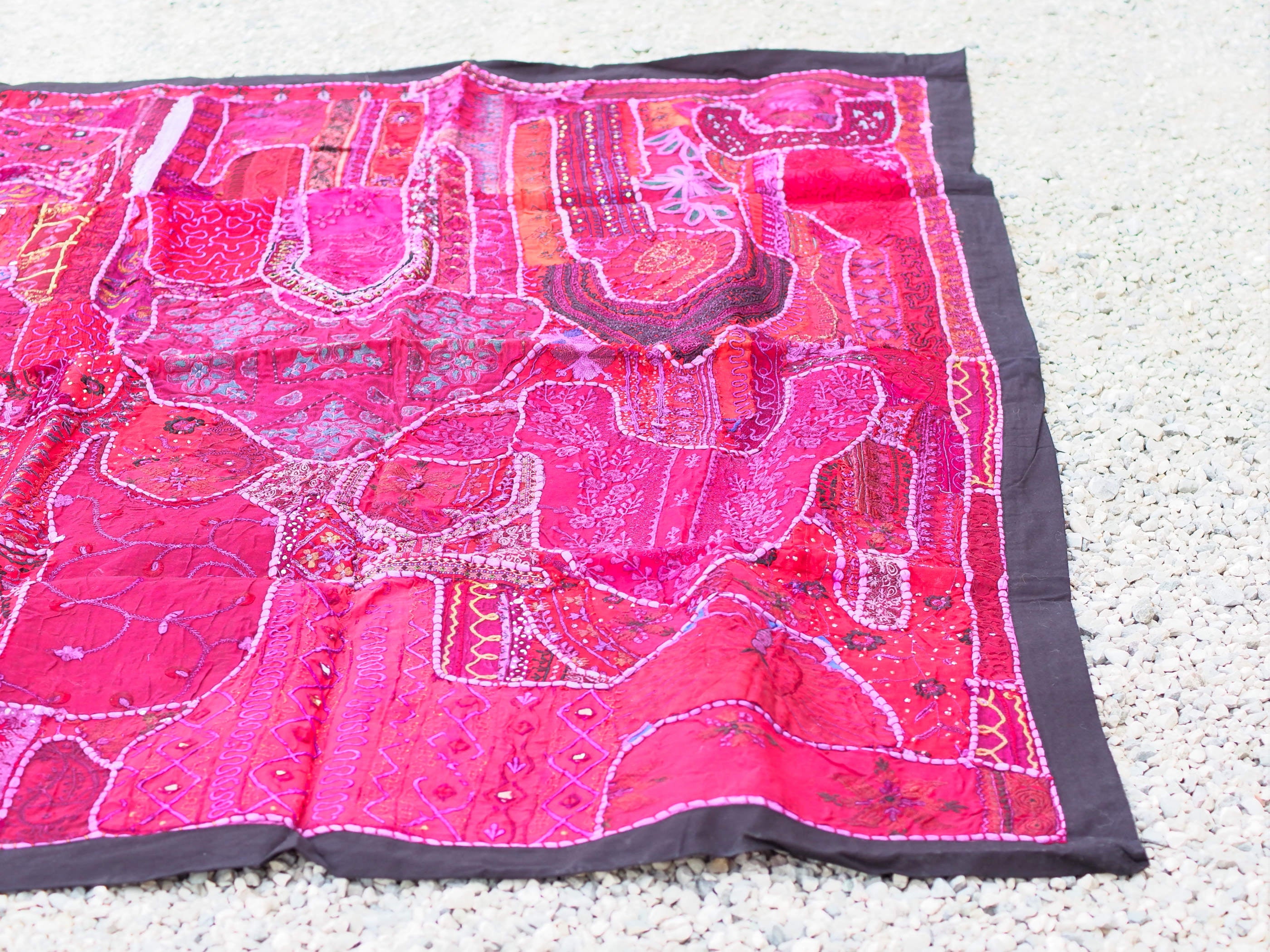 vecchio arazzo in cotone, lavorato artigianalmente a mano con tecnica patchwork. per ogni pezzo ci possono volere mesi di lavoro sia per i ricami che per la ricerca di elementi, pezzi di tessuto antico, da abbinare all'arazzo. tipici dell'india del nord, in Rajasthan l'arazzo in casa è simbolo di fortuna e prosperità. pezzo unico, ideale come tessuto da appendere a parete ma che si puo' impiegare anche come tappeto.  dimensioni 100x150cm   per maggiori info o dettagli info@etniko.it 0039 3338778241