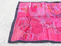 vecchio arazzo in cotone, lavorato artigianalmente a mano con tecnica patchwork. per ogni pezzo ci possono volere mesi di lavoro sia per i ricami che per la ricerca di elementi, pezzi di tessuto antico, da abbinare all'arazzo. tipici dell'india del nord, in Rajasthan l'arazzo in casa è simbolo di fortuna e prosperità. pezzo unico, ideale come tessuto da appendere a parete ma che si puo' impiegare anche come tappeto.  dimensioni 100x150cm   per maggiori info o dettagli info@etniko.it 0039 3338778241