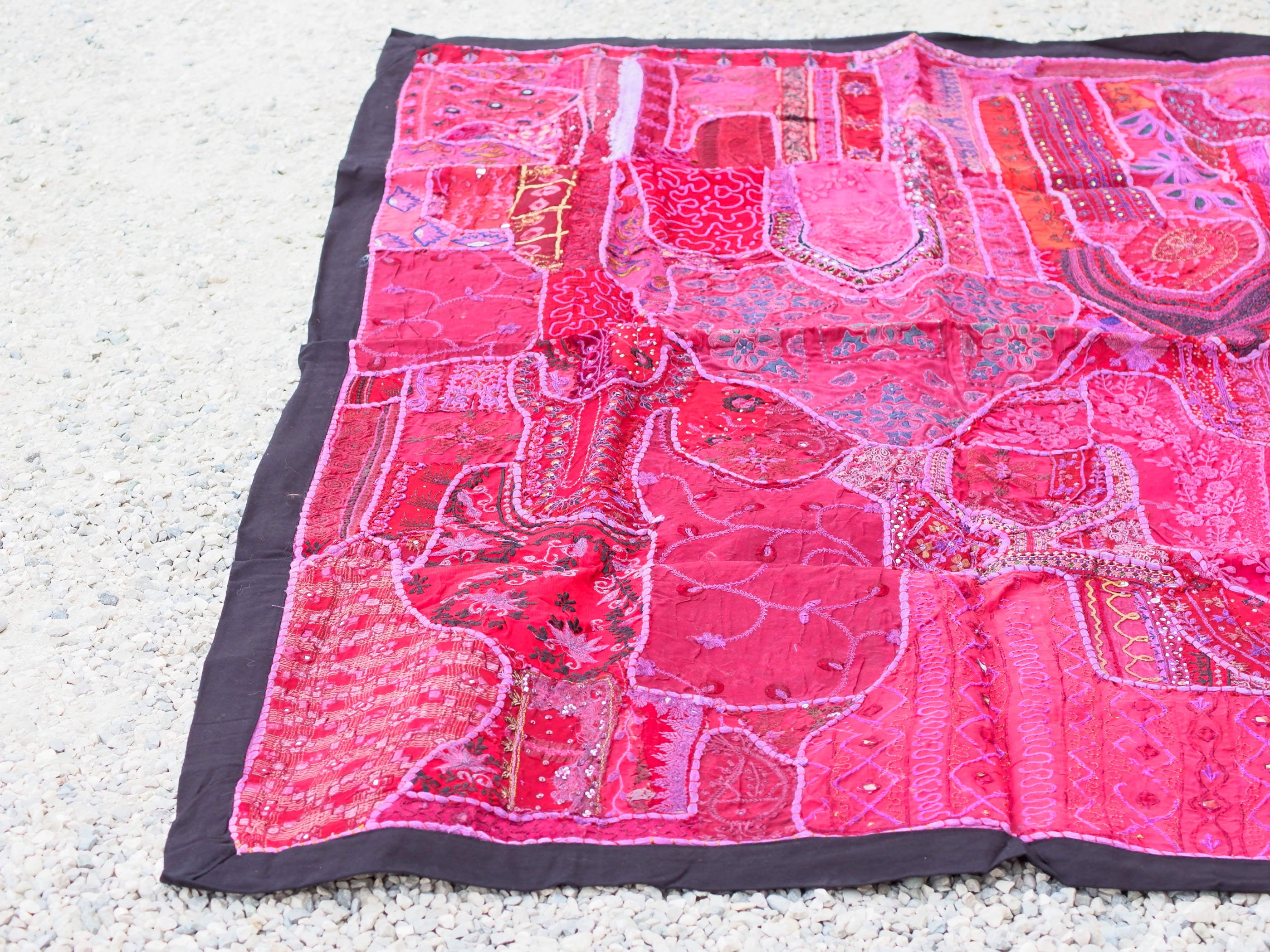 vecchio arazzo in cotone, lavorato artigianalmente a mano con tecnica patchwork. per ogni pezzo ci possono volere mesi di lavoro sia per i ricami che per la ricerca di elementi, pezzi di tessuto antico, da abbinare all'arazzo. tipici dell'india del nord, in Rajasthan l'arazzo in casa è simbolo di fortuna e prosperità. pezzo unico, ideale come tessuto da appendere a parete ma che si puo' impiegare anche come tappeto.  dimensioni 100x150cm   per maggiori info o dettagli info@etniko.it 0039 3338778241
