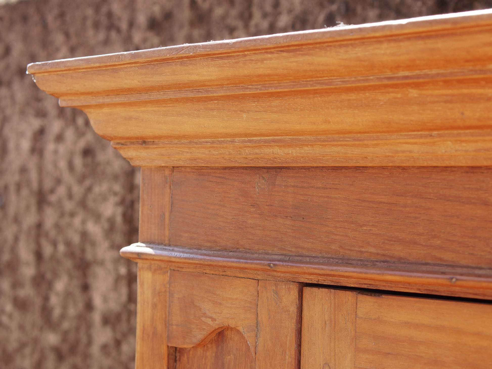 Primo piano della cornice superiore e della lavorazione del legno massello.