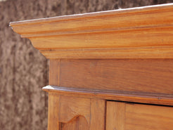 Primo piano della cornice superiore e della lavorazione del legno massello.