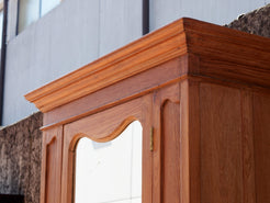 Primo piano della cornice superiore e della lavorazione del legno massello.
