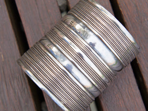 bracciale in argento 925, lavorato artigianalmente, pezzo unico    20/28 cm circonferenza regolabile  8 cm larghezza  peso 140 gr   per info ed ulteriori foto mail info@etniko.it watshapp 0039 3338778241 facebook/instagram/pinterest : etnikobycrosato