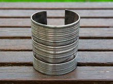 Carica l&#39;immagine nel visualizzatore di Gallery, bracciale in argento 925, lavorato artigianalmente, pezzo unico    20/28 cm circonferenza regolabile  8 cm larghezza  peso 140 gr   per info ed ulteriori foto mail info@etniko.it watshapp 0039 3338778241 facebook/instagram/pinterest : etnikobycrosato