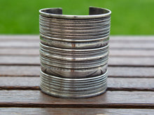 Carica l&#39;immagine nel visualizzatore di Gallery, bracciale in argento 925, lavorato artigianalmente, pezzo unico    20/28 cm circonferenza regolabile  8 cm larghezza  peso 140 gr   per info ed ulteriori foto mail info@etniko.it watshapp 0039 3338778241 facebook/instagram/pinterest : etnikobycrosato