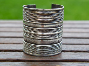 bracciale in argento 925, lavorato artigianalmente, pezzo unico    20/28 cm circonferenza regolabile  8 cm larghezza  peso 140 gr   per info ed ulteriori foto mail info@etniko.it watshapp 0039 3338778241 facebook/instagram/pinterest : etnikobycrosato