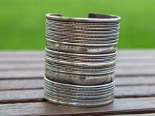 Carica l&#39;immagine nel visualizzatore di Gallery, bracciale in argento 925, lavorato artigianalmente, pezzo unico    20/28 cm circonferenza regolabile  8 cm larghezza  peso 140 gr   per info ed ulteriori foto mail info@etniko.it watshapp 0039 3338778241 facebook/instagram/pinterest : etnikobycrosato