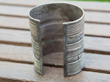 Carica l&#39;immagine nel visualizzatore di Gallery, bracciale in argento 925, lavorato artigianalmente, pezzo unico    20/28 cm circonferenza regolabile  8 cm larghezza  peso 140 gr   per info ed ulteriori foto mail info@etniko.it watshapp 0039 3338778241 facebook/instagram/pinterest : etnikobycrosato