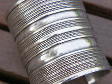 Carica l&#39;immagine nel visualizzatore di Gallery, bracciale in argento 925, lavorato artigianalmente, pezzo unico    20/28 cm circonferenza regolabile  8 cm larghezza  peso 140 gr   per info ed ulteriori foto mail info@etniko.it watshapp 0039 3338778241 facebook/instagram/pinterest : etnikobycrosato